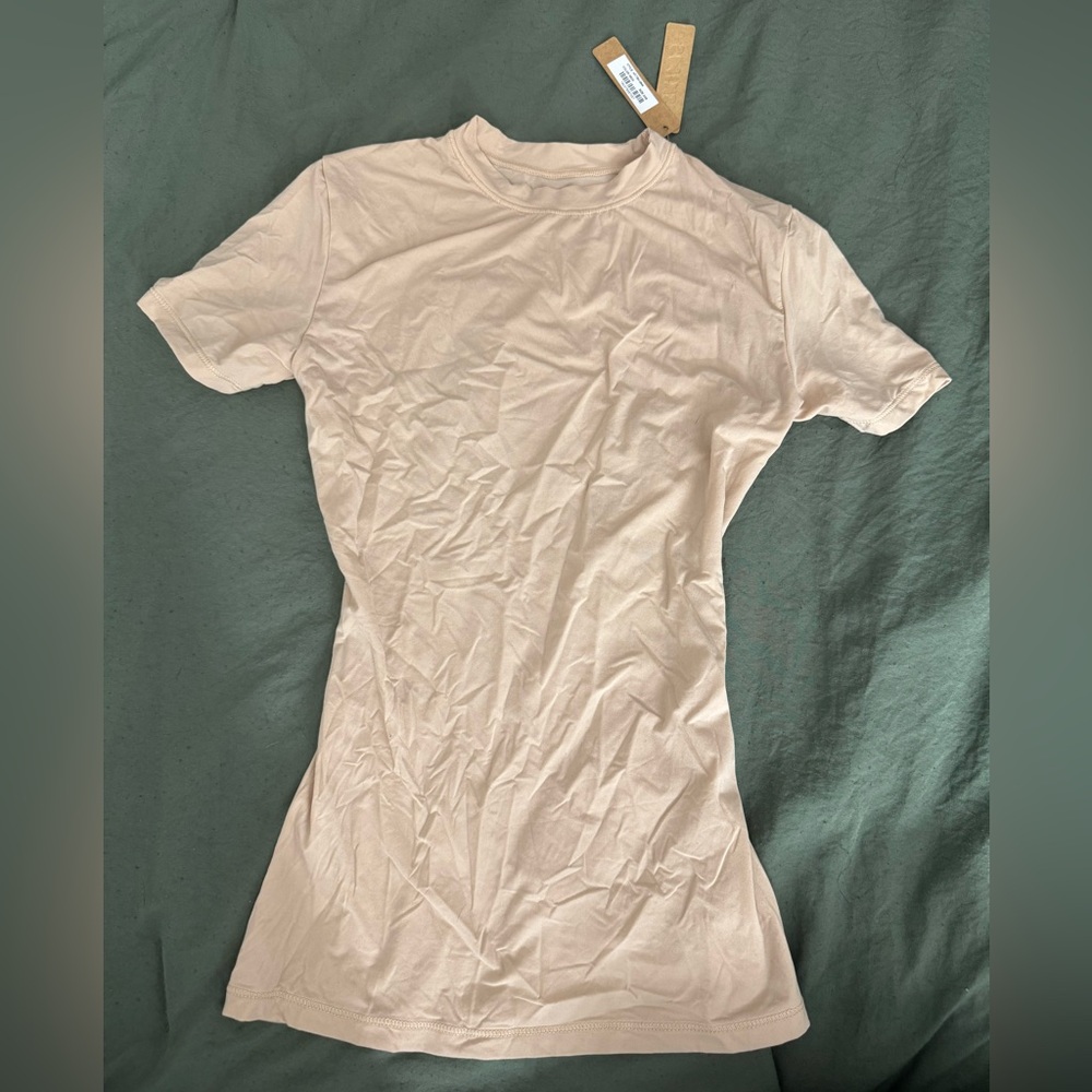 SKIMS FITS EVERYBODY T SHIRT